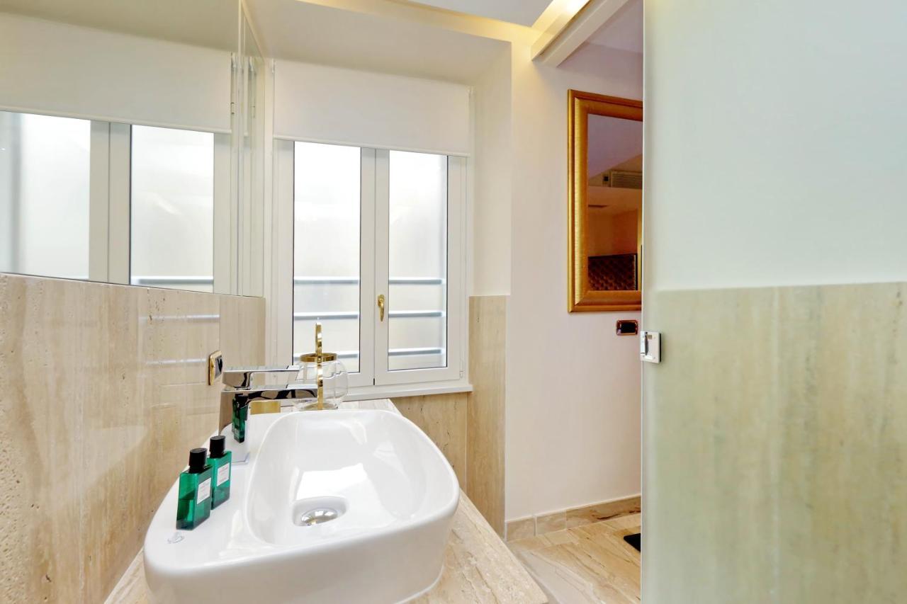 Trevi Diamond Luxury Suites & Jacuzzi Рим Екстериор снимка