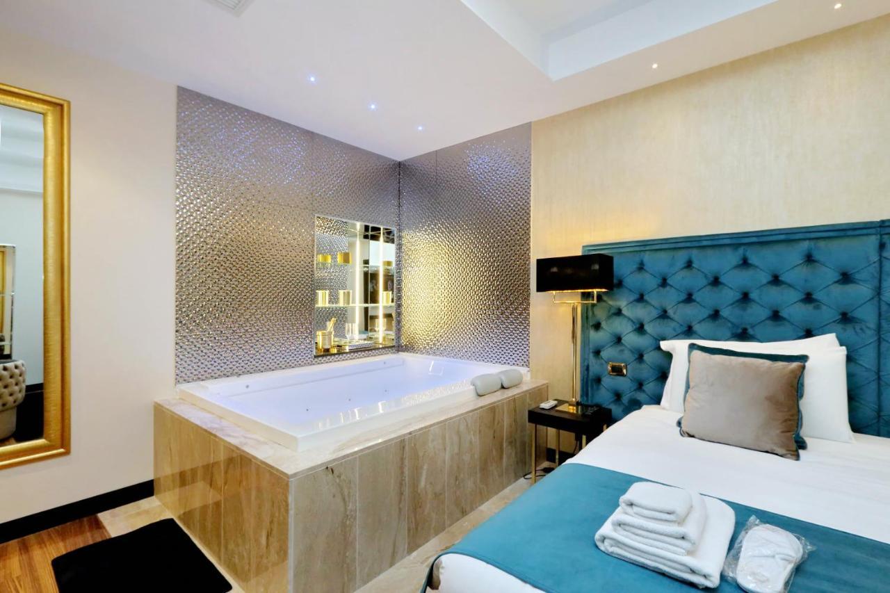 Trevi Diamond Luxury Suites & Jacuzzi Рим Екстериор снимка