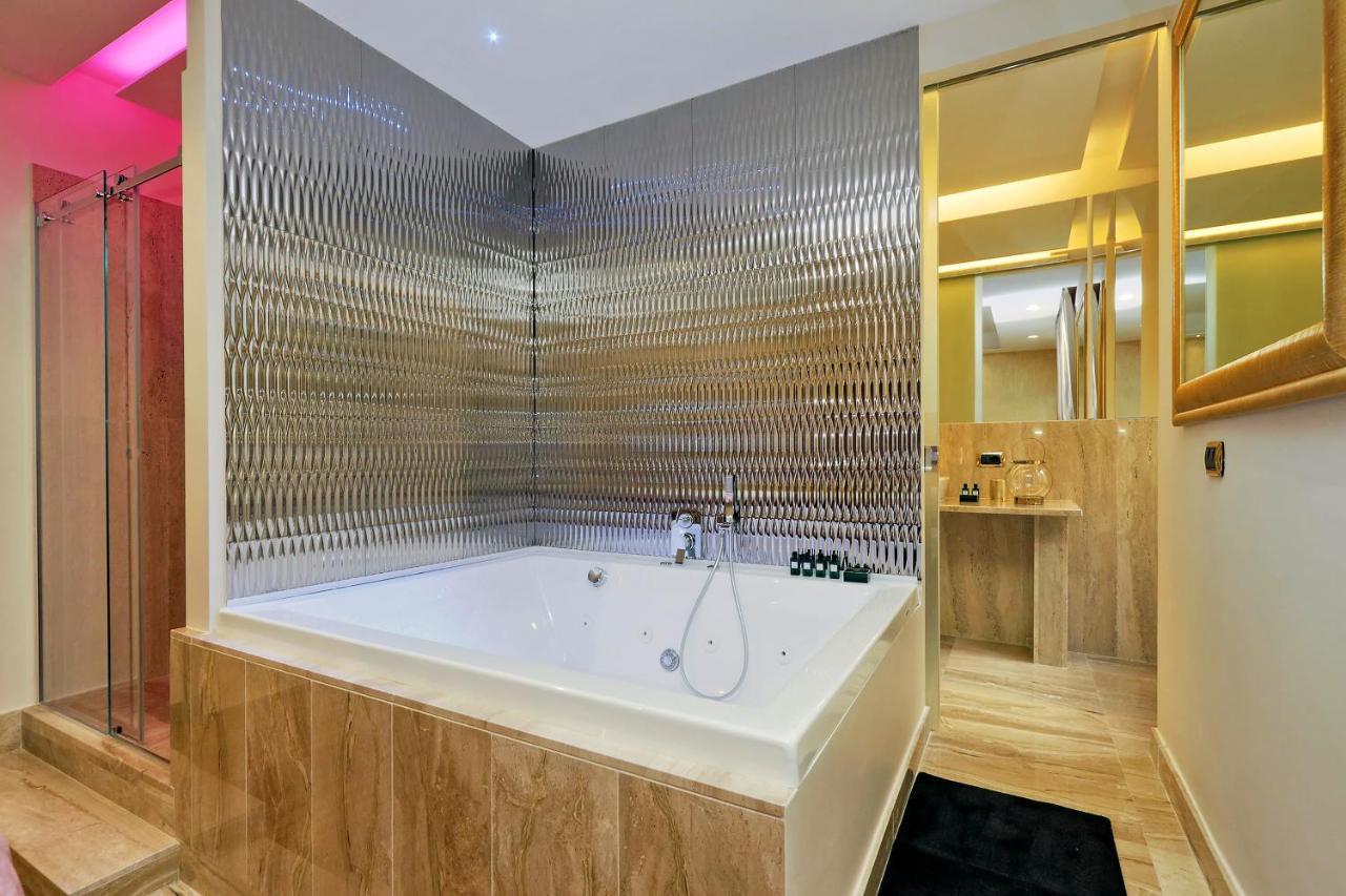 Trevi Diamond Luxury Suites & Jacuzzi Рим Екстериор снимка